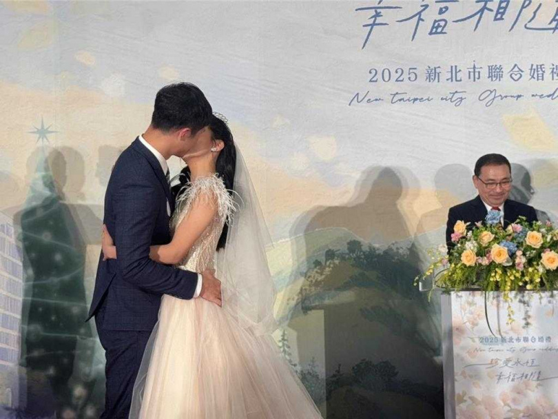 2025新北市聯合婚禮今（19）日在市府登場，102對新人在市長侯友宜擔任見證人見證下，互相許下終身承諾並交換誓言。（圖／報系資料照）