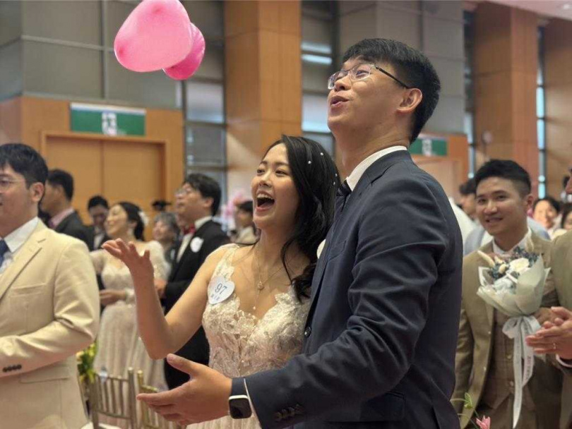 2025新北市聯合婚禮今（19）日在市府登場，102對新人在市長侯友宜擔任見證人見證下，互相許下終身承諾並交換誓言，現場洋溢幸福氣氛。（圖／報系資料照）