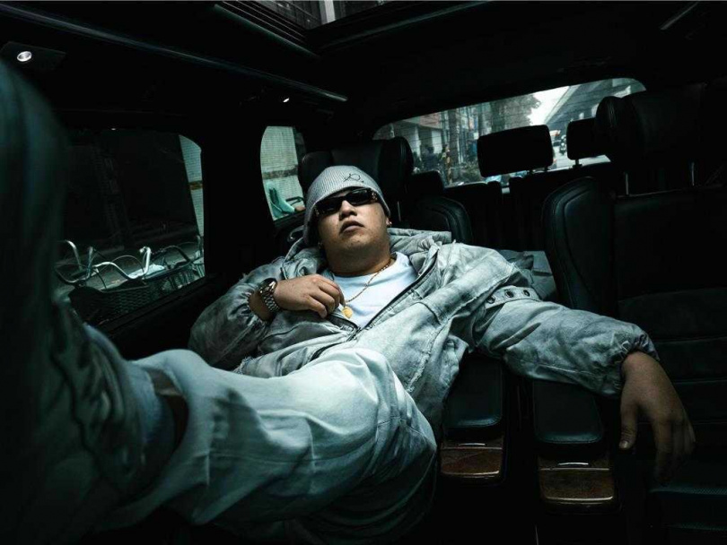 饒舌歌手Gambler楊智翔今年4月因涉嫌販賣毒品被捕,警方在其住處搜出依托咪酯菸油,意外成為北聯幫走私案的破口。(圖/混血兒娛樂提供)