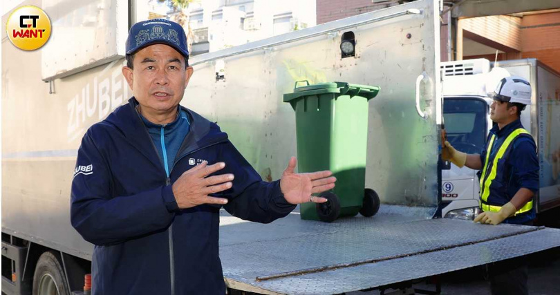 竹北市公所清潔隊中隊長許漹清（左）介紹，廚餘禁養豬的非常時期，竹北清潔隊調派「公差班」機動人力支援學校廚餘清運業務。（圖／周志龍攝）