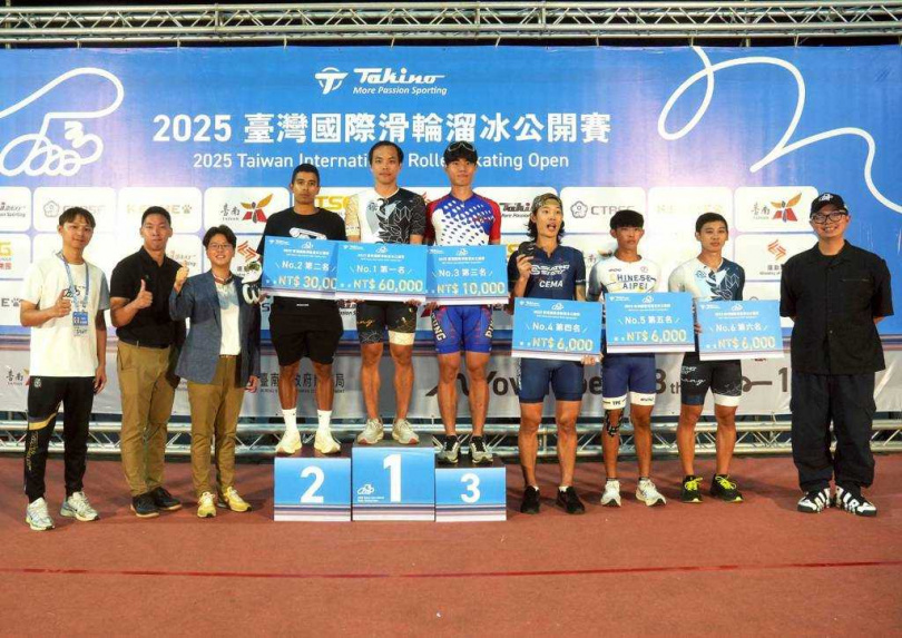趙祖政（左5）在2025台灣國際滑輪溜冰公開賽以3面銀牌獲得總排名第1。（圖／中華民國滑輪溜冰協會提供）