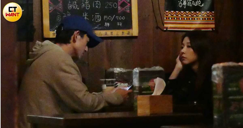 吳慷仁跟邵雨薇曾被冠上雙劈疑雲，後來兩人的戀情撥雲見日，本刊多次捕捉到兩人約會，現在也很公開並受到祝福。（圖／本刊攝影組）