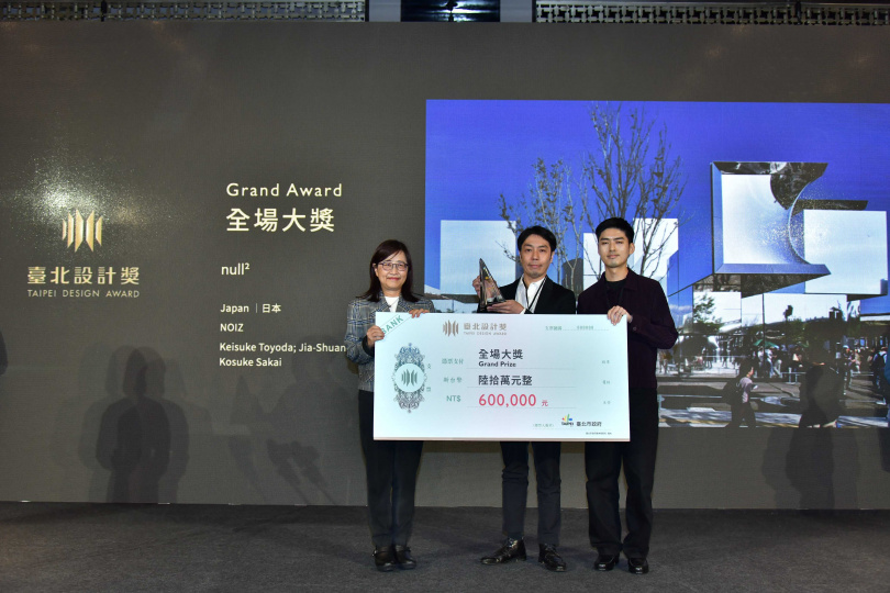 林奕華副市長頒發最高榮譽全塲大獎予獲獎團隊。(圖片提供／北市府產業發展局)