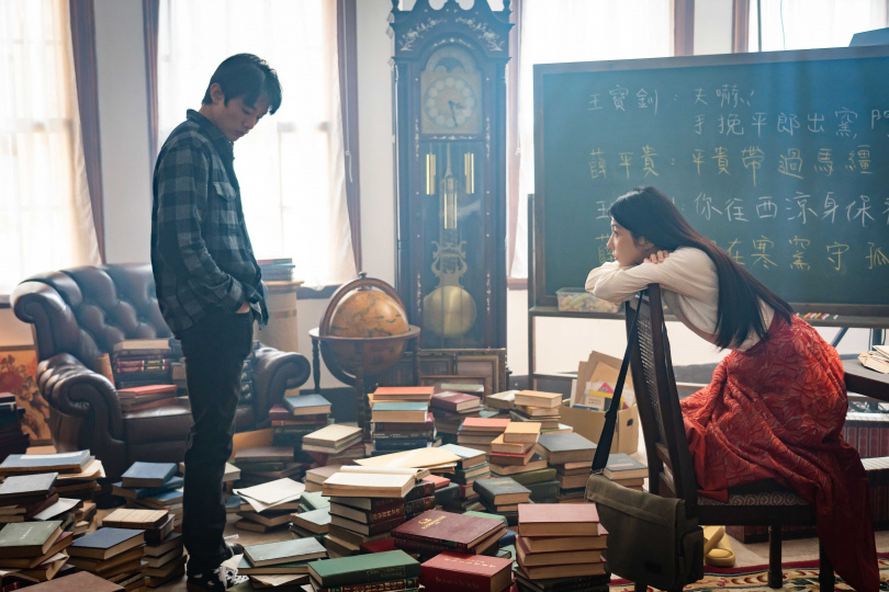 《啵me之我的青春住了鬼》中初孟軒在劇場遇見劇團名伶邵雨薇，兩人一起苦思劇本。（圖／風暴國際提供）