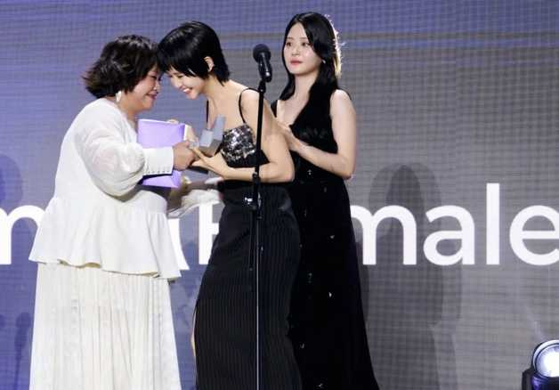 林廷憶以《影后》拿下了全球OTT大獎最佳新人,由鍾欣凌頒獎給她。(圖/翻攝自台北電影節IG)