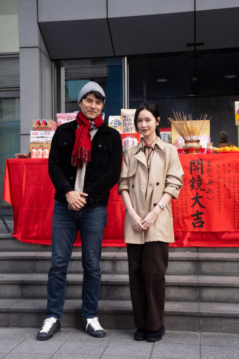 泰國華裔女星葉芷妤、金鐘獎迷你劇集影帝鳳小岳，首度合作恐怖話題新作《無形》（Phantom）今天開鏡。（圖／發起日影視提供）
