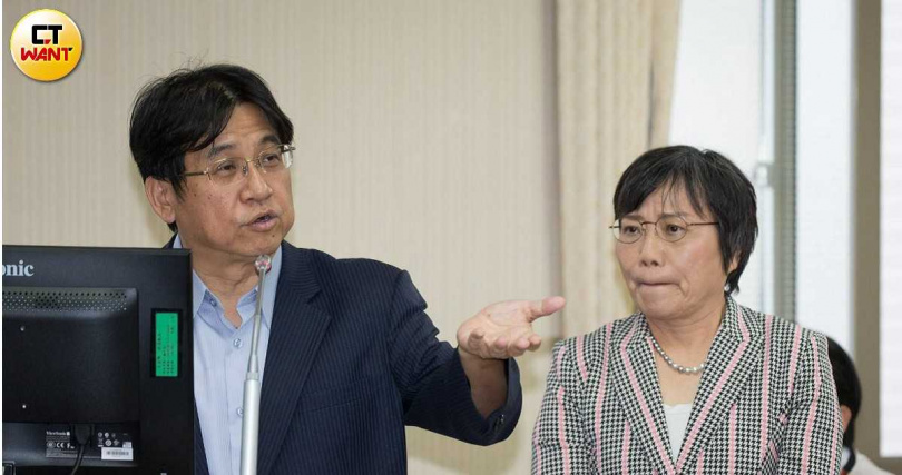 內政部提出4大軌道並進試圖解決土方去化問題。圖為內政部長劉世芳（右）與內政部國土管理署長吳欣修（左）。（圖／CTWANT攝影組）