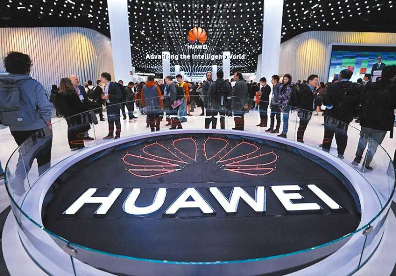 楊友仁發現中國華為宣傳商品的短影音中，竟直接使用「21世紀無聊男子」寫的歌曲「引擎發落」。（圖／新華社）