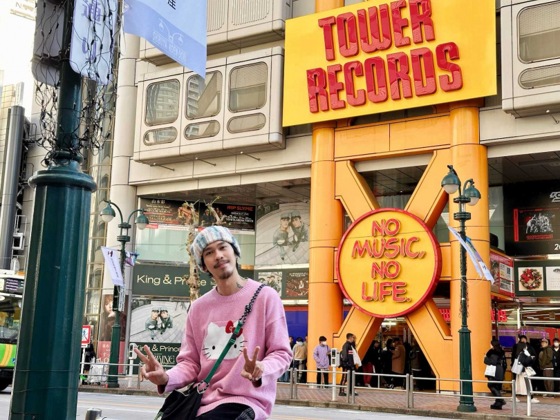 吉他手小B身著「Hello Kitty睡衣」拍攝MV。（圖／相信音樂提供）