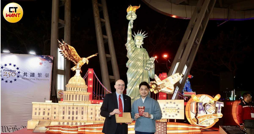 美國在台協會(AIT)處長谷立言、台北市長蔣萬安出席AIT「輝映自由.共譜繁榮」主題燈組揭幕,在AIT「自由250」燈組合影。(圖/黃耀徵攝)