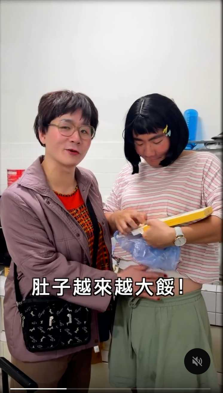 龍鬚糖小哥（左）飾演阿翰經典角色房東阿姨。（圖／翻攝IG／＠hanhanpovideo）