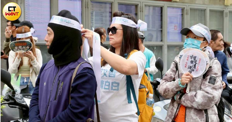 柯文哲案宣判後「場外」支持者集結抗議表達不滿。(圖/方萬民攝)