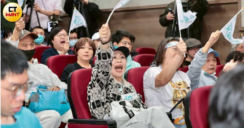 民眾黨創黨主席柯文哲(圖)曾以第三勢力激起不少厭惡藍綠的新興選民熱情,如今還剩多少,各界難以樂觀。(圖/黃耀徵攝)