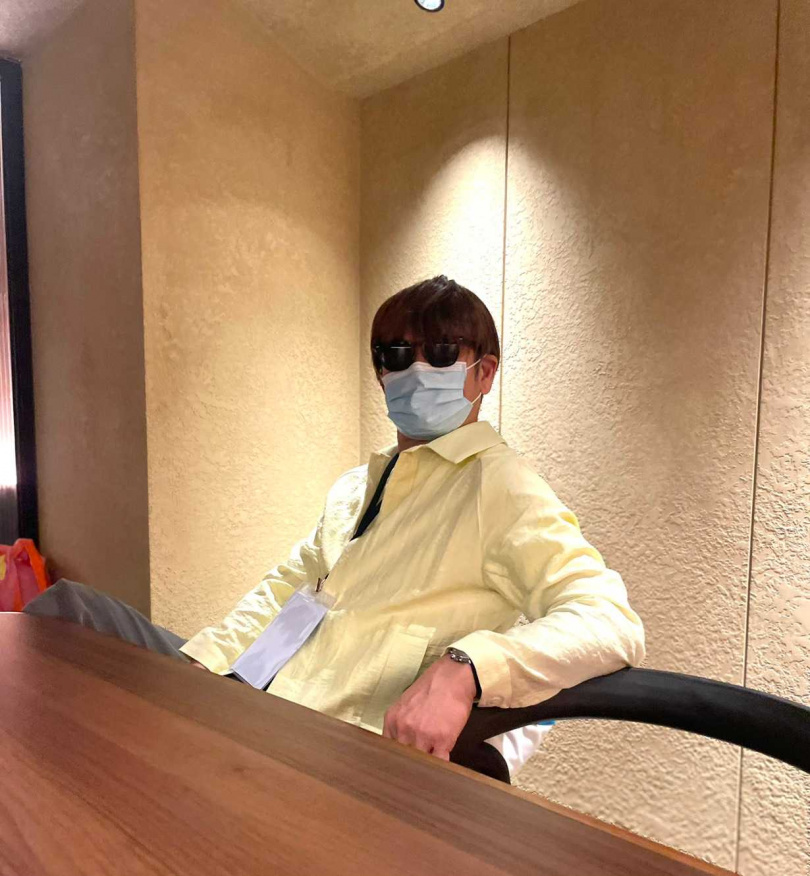 徐乃麟喬裝扮成記者。(圖/大浪娛樂提供)