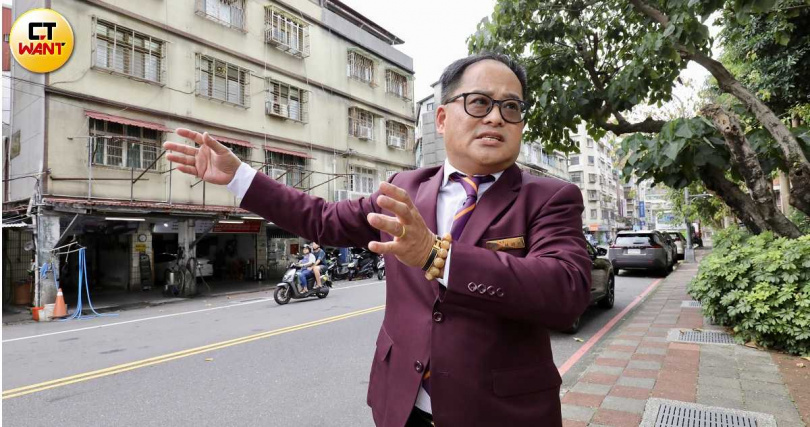 新北永和資深房仲林明賜(圖)介紹位在永和區公所商圈的這處都更單元,鄰近明星國中、騎車10分鐘到北市,地點之好難怪廠商願意耗個10年耐心,就是希望成功都更立個名號。(圖/方萬民攝)