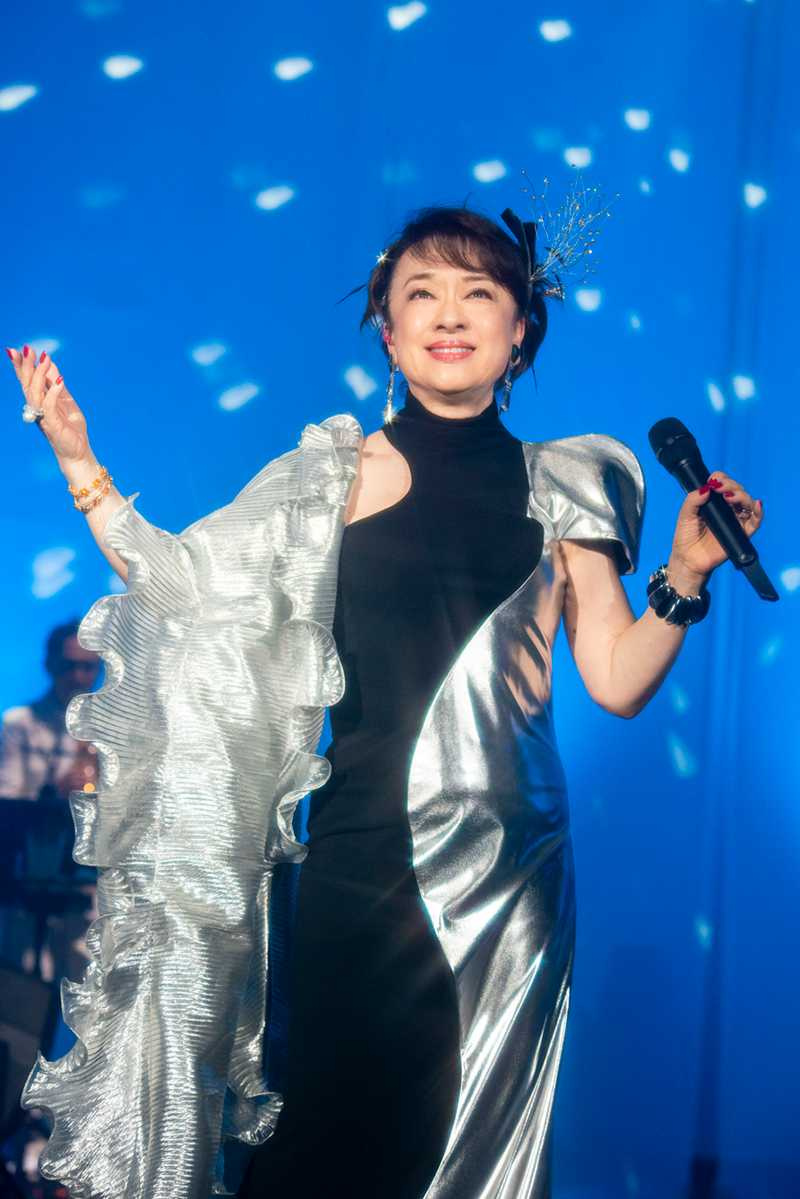 迎來出道60年,翁倩玉睽違47年接演台片《陽光女子合唱團》,創下了票房奇蹟。(圖/大大娛樂提供)