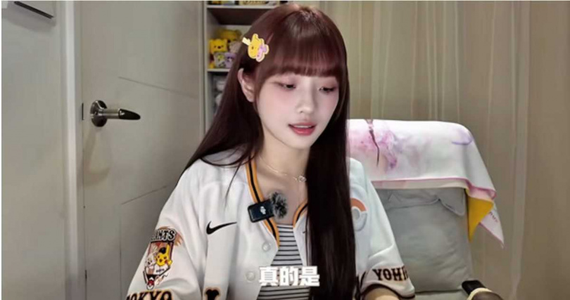 維尼把球員卡移到桌底下撕毀,還要觀眾「聽聲音就好」。