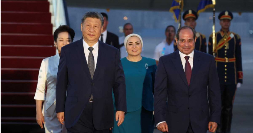 習近平（左2）攜夫人彭麗媛（左1）抵達埃及開羅，受到埃及總統塞西（Abdel Fattah el-Sisi，左4）及其夫人阿梅爾（Entissar Amer，左3）的迎接。&nbsp;