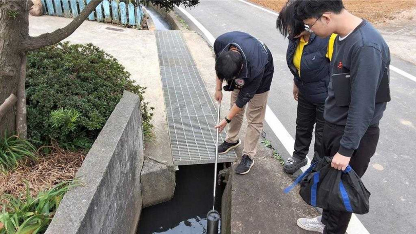 桃園市大園區吳厝路329號附近1處農田，疑遭廢水汙染，造成稻田大面積充斥黑色廢水，且水面上漂散油汙，地方接獲民眾陳情抵現場，要求相關單位前往稽查。（圖／環保局提供）