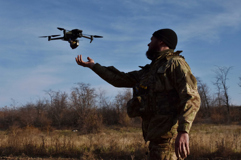 軍用無人機在烏俄戰爭中大放異彩,成了戰場上「牽制神器」。(圖/美聯社)