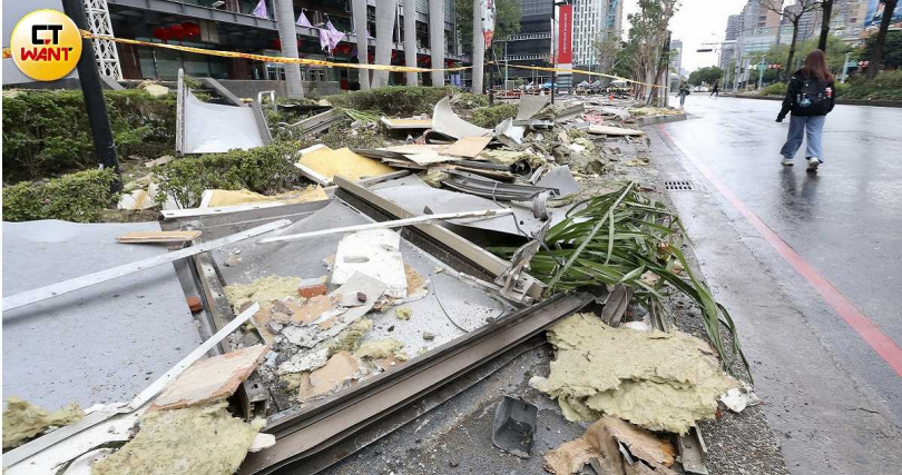 氣爆瞬間建物磚瓦與大量碎玻璃噴飛至馬路。（圖／黃耀徵攝）