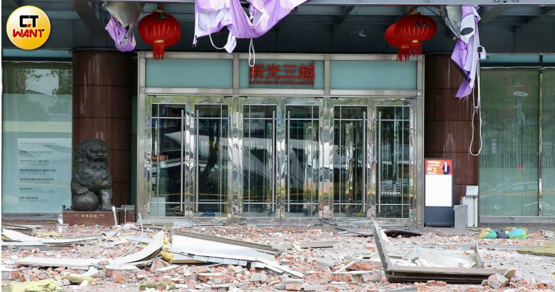 台中新光三越百貨發生嚴重氣爆，導致4人死亡、31人輕重傷。（圖／黃耀徵攝）