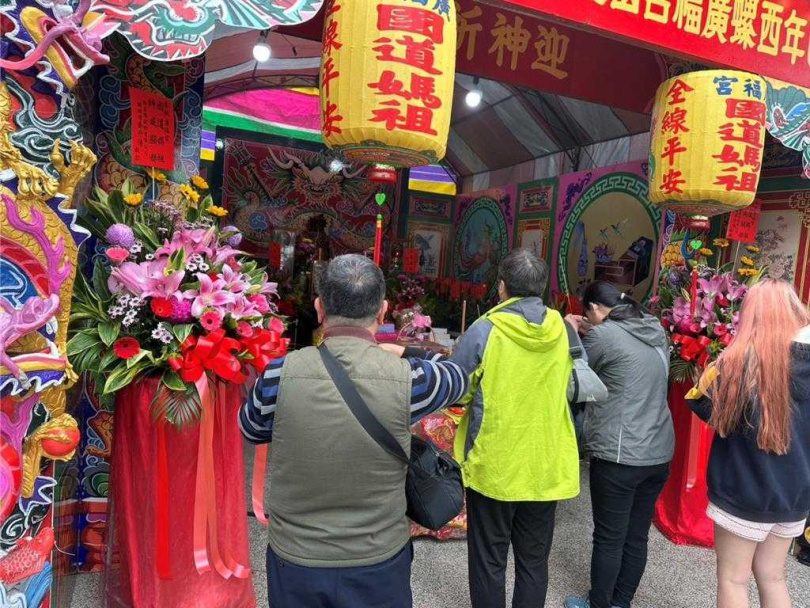 雲林縣西螺廣福宮16日舉辦「媽祖駕道、福佑國道」遶境活動,於國道西螺服務區南站紅壇駐駕至本月23日,民眾來紅壇參拜,即可領取香火袋保佑行車平安。(圖/中國時報記者張朝欣攝)