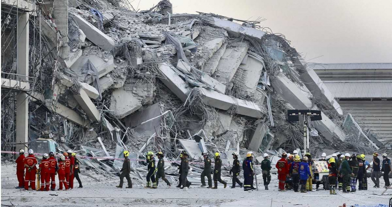 曼谷正在興建的30層審計部大樓倒塌。（圖／達志／美聯社）