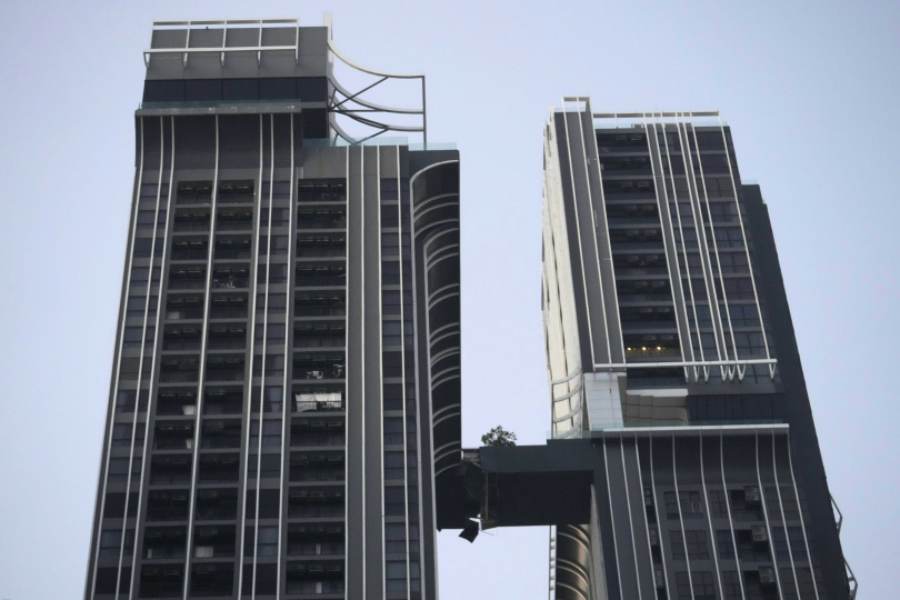 緬甸28日發生芮氏規模8.2的強震，就連遠在1000公里外的曼谷也相當有感，有建案的空橋都出現斷裂。（圖／達志／美聯社）