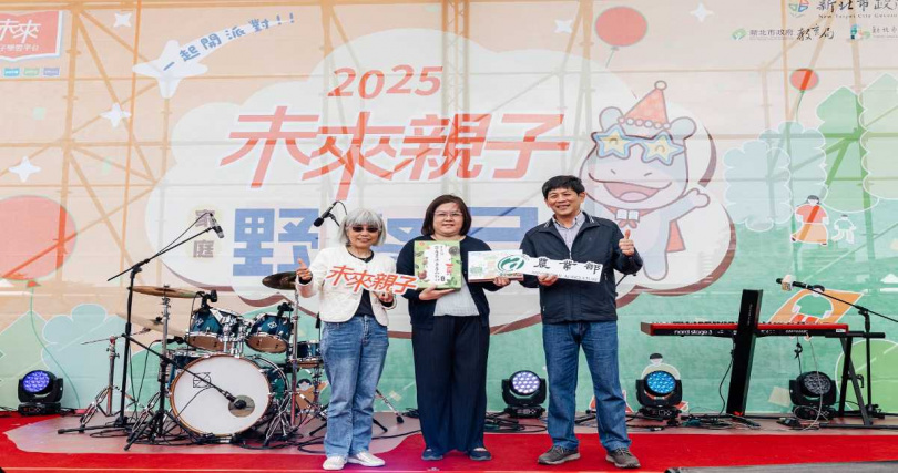 農業部農民輔導司陳怡任副司長（右一）與未來親子許耀雲社長（左一）共同捐贈40套食農繪本與教材，由中正幼兒園蕭淑芬園長代表接受贈書（圖／未來親子提供）。