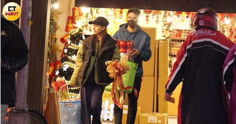 潘君侖去年12月被本刊直擊和台北電影節「非常新人」林亭莉約會逛後火車站商圈，還上演溫馨接送情。（圖／本刊攝影組）