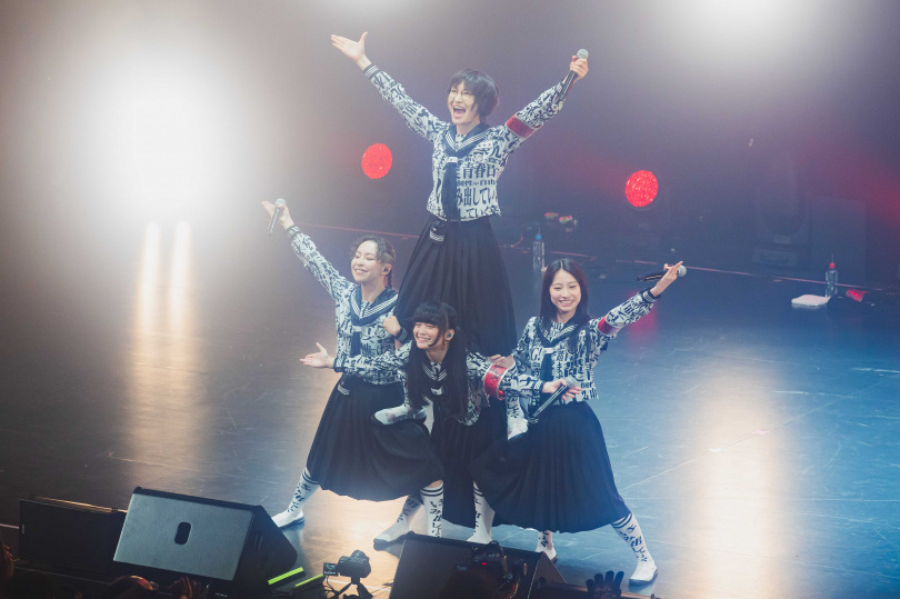 去年曾來台辦專場的新學校領袖,在表演時不斷與觀眾熱烈互動。(圖/好玩專賣店提供)