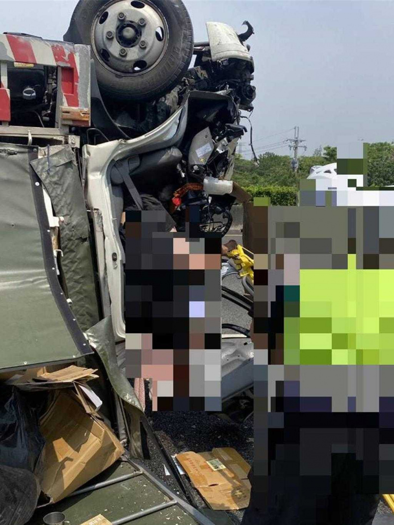 國道1號南向219.4公里彰化北斗路段，發生大貨車與工程車擦撞意外，工程車車頭受損，大貨車翻覆四腳朝天，陳姓男駕駛傷勢嚴重送醫搶救，昏迷指數3分。（圖／消防局提供）