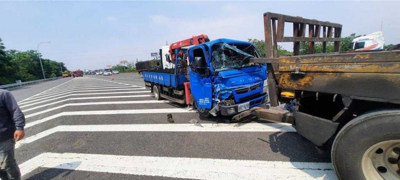 國道1號南向219.4公里彰化北斗路段，發生大貨車與工程車擦撞意外，工程車車頭受損，大貨車翻覆四腳朝天，陳姓男駕駛傷勢嚴重送醫搶救，昏迷指數3分。（圖／消防局提供）