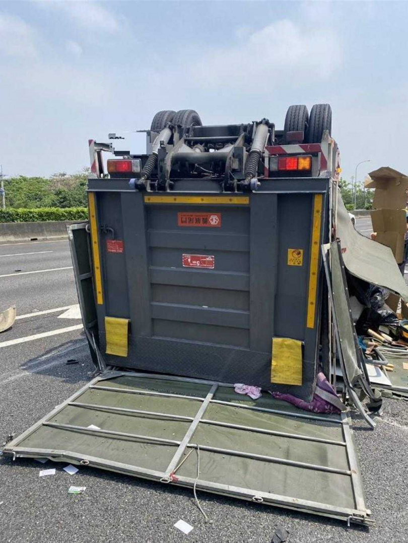 國道1號南向219.4公里彰化北斗路段，發生大貨車與工程車擦撞意外，工程車車頭受損，大貨車翻覆四腳朝天，陳姓男駕駛傷勢嚴重送醫搶救，昏迷指數3分。（圖／消防局提供）