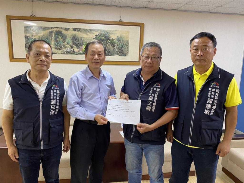 地方憂心台中火力發電廠火力全開，龍井區里長聯誼會長張文慶（右二）、副會長劉克俊（左一）及總幹事陳耀墩（右一）前往與台中火力發電廠長湯榮清（左二）提出4訴求。（圖／龍井區里長聯誼會提供）