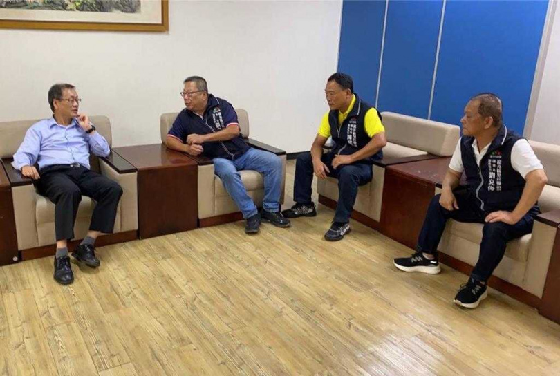 台中火力發電廠遭質疑幾乎火力全開，龍井區里長聯誼會長張文慶（左二）、副會長劉克俊（右一）及總幹事陳耀墩（右二）等人前往與台中火力發電廠長湯榮清（左一）提出4訴求。（圖／龍井區里長聯誼會提供）