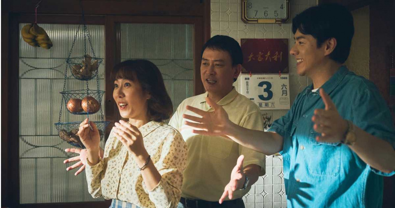 劇中父子檔王識賢與李程彬給張詩盈驚喜，將廚具全換新。（圖／公視台語台、華視提供）