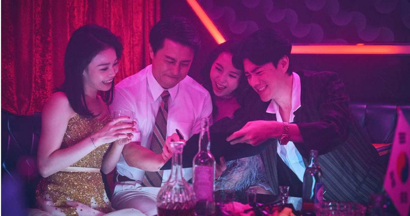 李程彬（右一）劇中賣力招待韓國客戶希望拿下大訂單。（圖／公視台語台、華視提供）