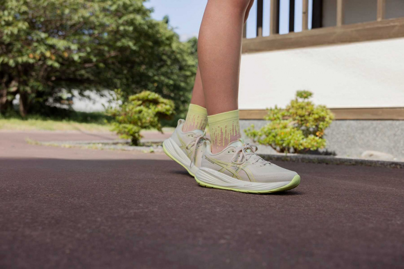 ASICS GEL-CUMULUS 27 女款(奶茶棕)3,780元(圖/品牌提供)