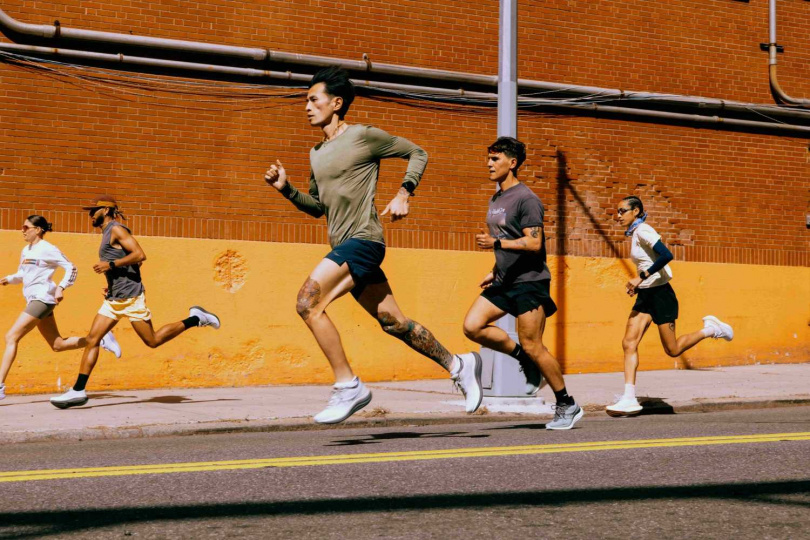 全球知名跑鞋品牌SAUCONY 隆重推出最頂級的避震緩衝跑鞋-TRIUMPH 勝利 23(圖/品牌提供)