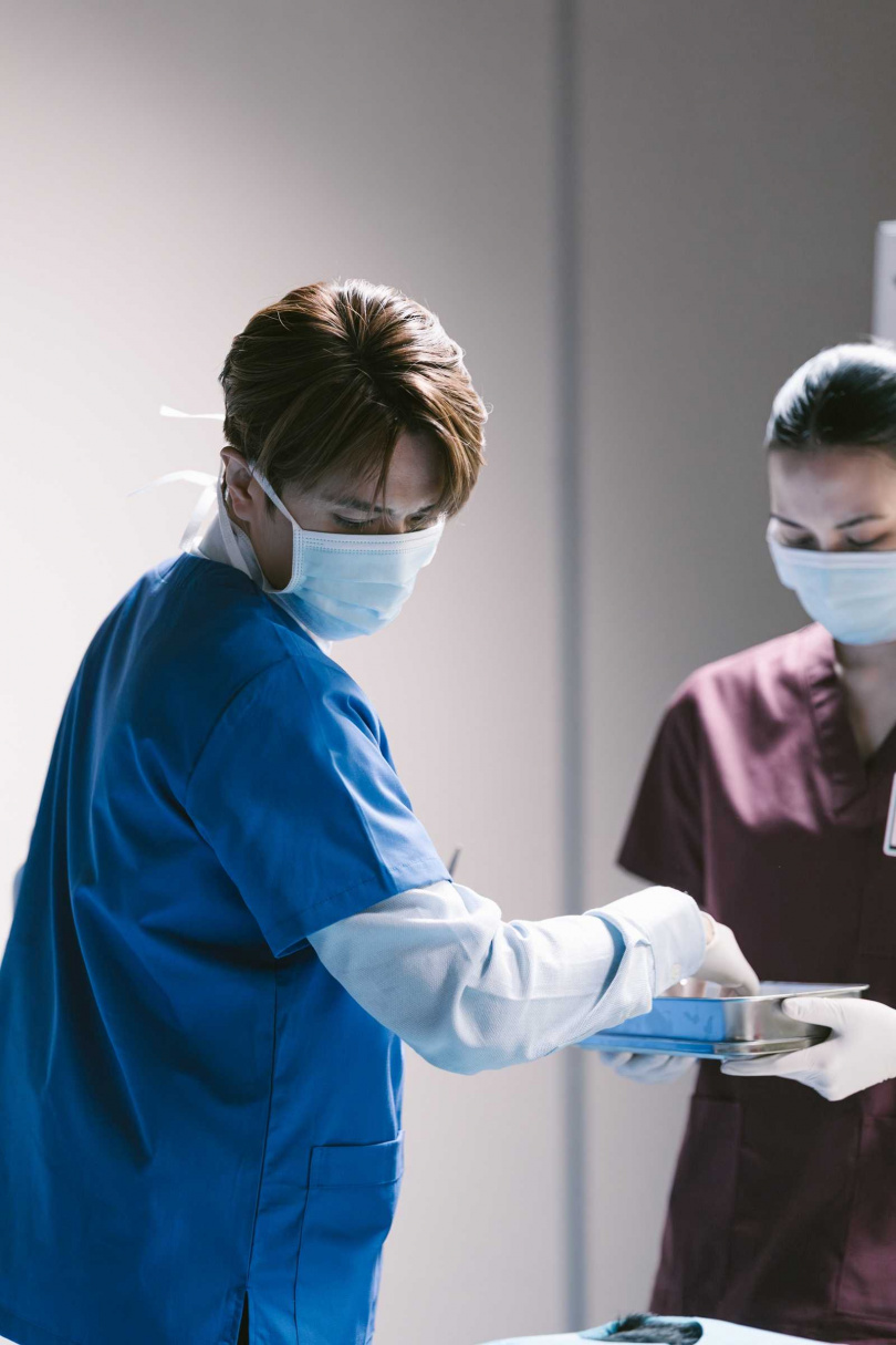 張敬軒在〈By My Side〉MV飾演獸醫。（圖／想不到音樂工作室提供）