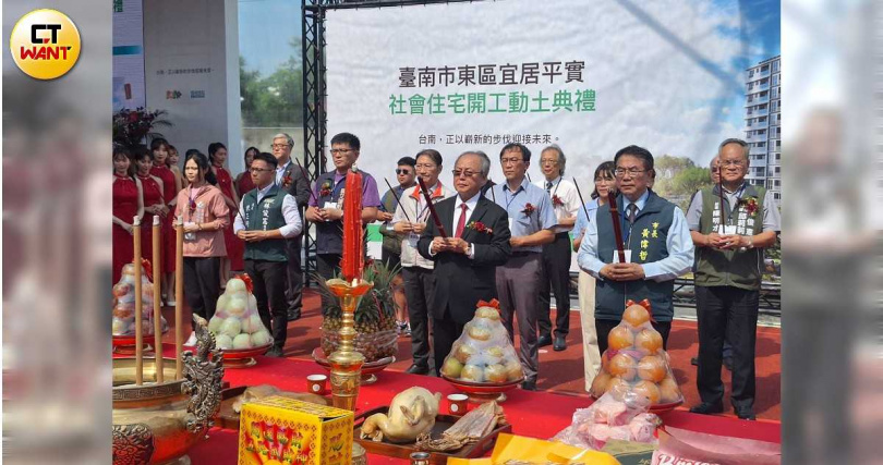 台南「宜居平實」社會住宅238戶舉行動土典禮，台南市長黃偉哲、國土署、國產署等官員皆出席，另規劃11棟一般住宅，每坪預計站上6字頭。（圖／林榮芳攝）