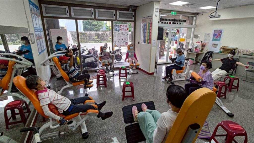 銀髮健身俱樂部長輩運動情形。（圖／翻攝畫面）