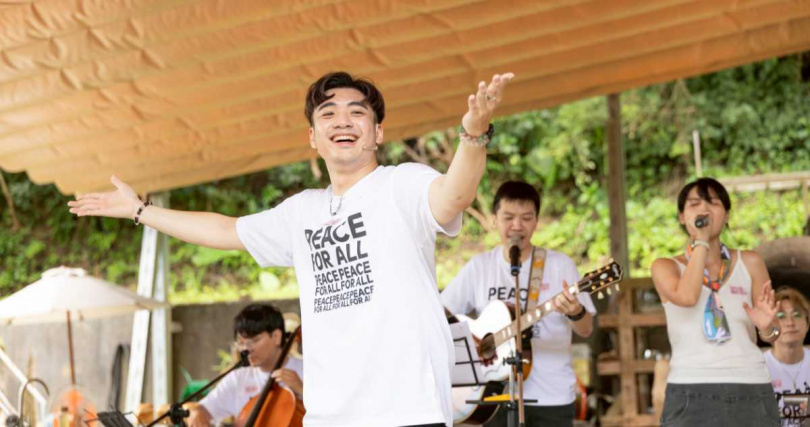 新北備役役男用精彩的音樂表演，陪伴身心障礙朋友（圖／新北民政局提供）。