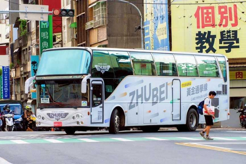 竹北市公所使用45人遊覽級巴士出勤「雙市黃金通學線」，除了學生外，竹北市民也可使用，新學年開學日起正式上路。（圖／翻攝自竹北市公所媒體群組）