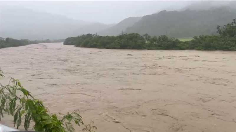 丹娜絲進逼,南臺灣多地今天陸續出現強降雨,屏東縣滿州鄉上午8時許傳出土石流災情。(圖/三立新聞網)