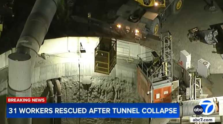 美國洛杉磯威明頓地區一處地下隧道施工現場突發坍塌事故，所幸逾30名工人順利逃出，無人傷亡。（圖／ABC 7畫面截圖）