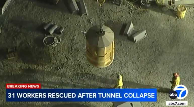 美國洛杉磯威明頓地區一處地下隧道施工現場突發坍塌事故，所幸逾30名工人順利逃出，無人傷亡。（圖／ABC 7畫面截圖）