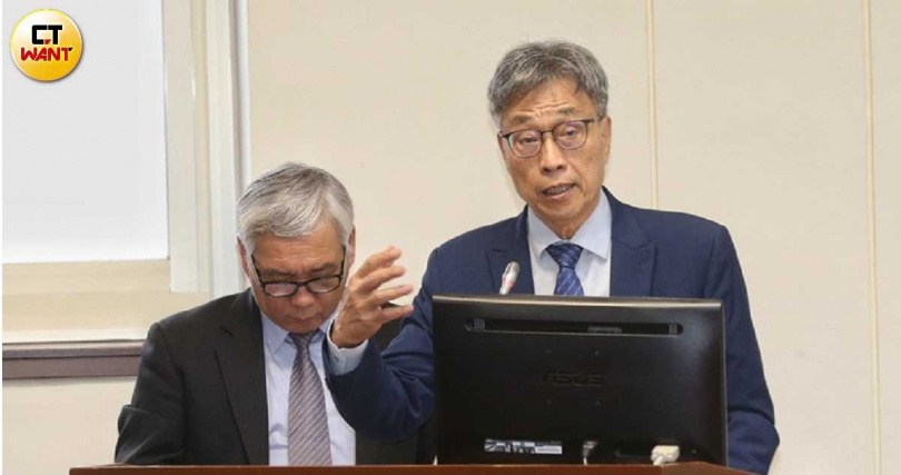 針對本次颱風災損補助，農業部長陳駿季（右）坦言「災害救助金不夠用」，但仍會盡力處理災損。（圖／趙世勳攝）